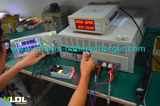 Pengisi Baterai Pintar 600W 18A 24V Baru Output Daya Tinggi Untuk Paket Baterai Li Ion